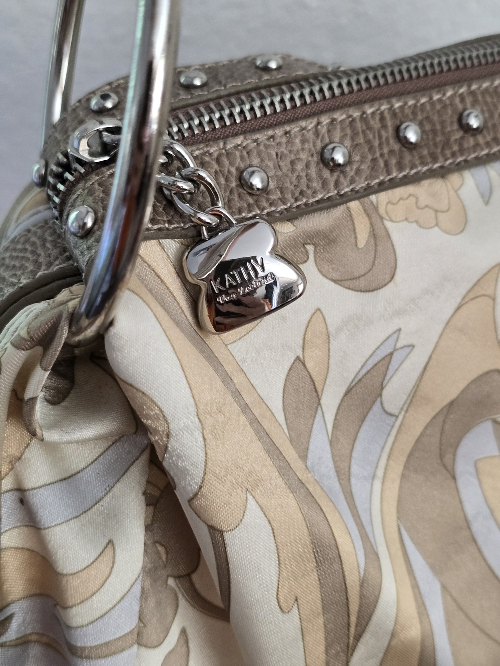Kathy Van Zeeland Beige Cream Patterned Shoulder Bag with Metallic Trim - Picture 6 of 16